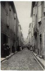2 vues - Vallée de l\'Aude. 364. Quillan : rue du Sault / photographie Henri Jansou (1874-1966). - Toulouse : maison Labouche frères, [entre 1900 et 1920]. - Photographie (ouvre la visionneuse)