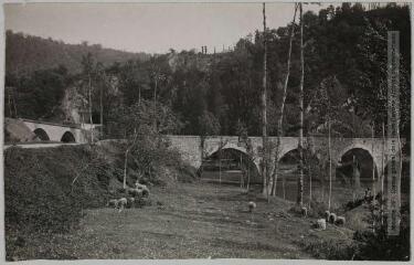 2 vues  - L\'Aveyron. 22. Monteils près Najac : le pont. - Toulouse : maison Labouche frères, [entre 1900 et 1940]. - Photographie (ouvre la visionneuse)