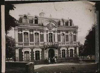2 vues - Aveyron. 242. Aubin : la mairie. - Toulouse : maison Labouche frères, [entre 1900 et 1940]. - Photographie (ouvre la visionneuse)