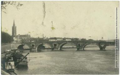 2 vues - 34. Toulouse : quai de la Daurade et Pont-Neuf. - Toulouse : maison Labouche frères, [entre 1900 et 1926]. - Photographie (ouvre la visionneuse)