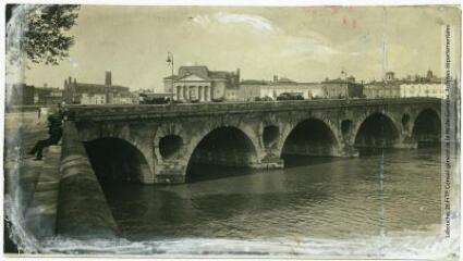 2 vues - 44 bis. Toulouse : le Pont-Neuf vu du Cours-Dillon. - Toulouse : maison Labouche frères, [entre 1900 et 1940]. - Photographie (ouvre la visionneuse)