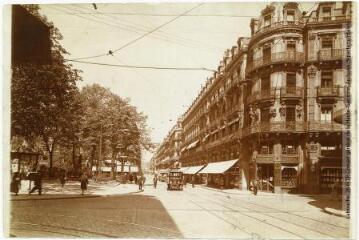 2 vues - 91. Toulouse : la rue Alsace-Lorraine et square du Capitole. - Toulouse : maison Labouche frères, [entre 1900 et 1940]. - Photographie (ouvre la visionneuse)