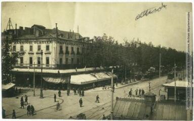 3 vues - 130. Toulouse : entrée du boulevard Strasbourg. - Toulouse : maison Labouche frères, [entre 1900 et 1940]. - Photographie (ouvre la visionneuse)