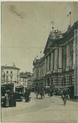 2 vues - 182. Toulouse : place du Capitole pendant le marché (côté est). - Toulouse : maison Labouche frères, [entre 1900 et 1940]. - Photographie (ouvre la visionneuse)