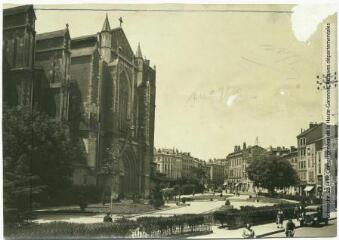 2 vues - 218. Toulouse : place St-Etienne et transept de la cathédrale. - Toulouse : maison Labouche frères, [entre 1920 et 1950]. - Photographie (ouvre la visionneuse)