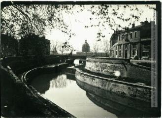 1 vue - [Toulouse : écluse Saint-Pierre, entrée du canal de Brienne]. - Toulouse : maison Labouche frères, [entre 1920 et 1950]. - Photographie (ouvre la visionneuse)