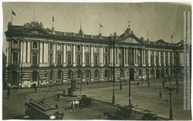 1 vue - [Toulouse : place et façade du Capitole]. - Toulouse : maison Labouche frères, [entre 1900 et 1920]. - Photographie (ouvre la visionneuse)
