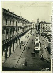 2 vues - [Toulouse : arcades du Capitole] / photographie Joseph Saludas (1889-1968). - Toulouse : maison Labouche frères, [entre 1920 et 1950]. - Photographie (ouvre la visionneuse)