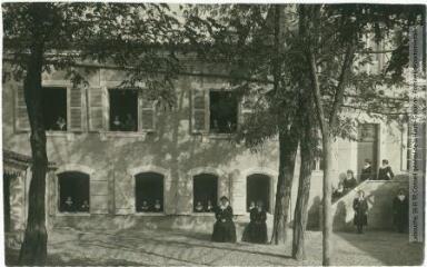 2 vues - Toulouse : couvent de la Sagesse, orphelinat : cour intérieure. - Toulouse : maison Labouche frères, [entre 1900 et 1940]. - Photographie (ouvre la visionneuse)