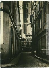 1 vue - [Toulouse : vue partielle du clocher de l\'église de la Dalbade d\'une rue voisine]. - Toulouse : maison Labouche frères, [avant 1926]. - Photographie (ouvre la visionneuse)