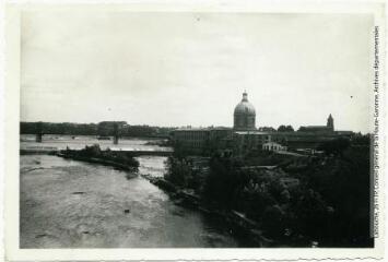 2 vues - [Toulouse : vue de la rive gauche : pont Saint-Pierre et hospice de la Grave]. - Toulouse : maison Labouche frères, [entre 1920 et 1950]. - Photographie (ouvre la visionneuse)