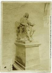 2 vues - [Toulouse : hôtel d\'Assézat : galerie Clémence Isaure : statue de Voltaire]. - Toulouse : maison Labouche frères, [entre 1900 et 1940]. - Photographie (ouvre la visionneuse)