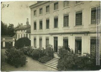 2 vues - Toulouse : hôtel Tattet : 66 rue Pargaminières : vue de l\'ensemble et du pavillon. - Toulouse : maison Labouche frères, [entre 1900 et 1940]. - Photographie (ouvre la visionneuse)
