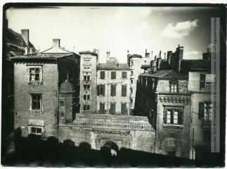 1 vue - [Toulouse : hôtel du Vieux-Raisin]. - Toulouse : maison Labouche frères, [entre 1900 et 1940]. - Photographie (ouvre la visionneuse)