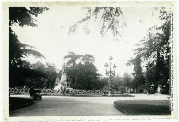 2 vues - [Toulouse : jardin du Grand-Rond : monument à la gloire de Toulouse]. - Toulouse : maison Labouche frères, [entre 1920 et 1950]. - Photographie (ouvre la visionneuse)