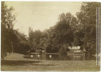 2 vues - [Toulouse : pièce d\'eau du jardin Royal]. - Toulouse : maison Labouche frères, [entre 1900 et 1940]. - Photographie (ouvre la visionneuse)