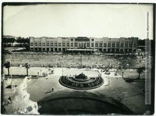 1 vue - [Toulouse : piscine municipale : le grand bassin]. - Toulouse : maison Labouche frères, [entre 1920 et 1950]. - Photographie (ouvre la visionneuse)