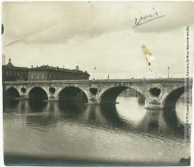 2 vues - Toulouse : le Pont-Neuf. - Toulouse : maison Labouche frères, [entre 1900 et 1940]. - Photographie (ouvre la visionneuse)