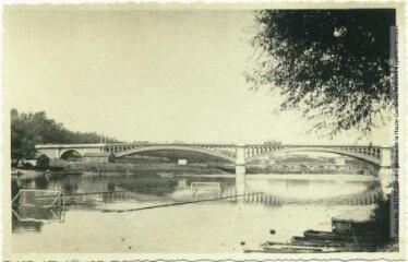 1 vue - [Toulouse : le pont Saint-Michel]. - Toulouse : maison Labouche frères, [entre 1920 et 1950]. - Photographie (ouvre la visionneuse)