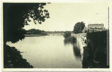1 vue - [Toulouse : pont de Tounis, chaussée du Château (le Pont-Neuf en arrière-plan)]. - Toulouse : maison Labouche frères, [entre 1920 et 1950]. - Photographie (ouvre la visionneuse)