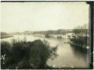 1 vue - [Toulouse : pont de Tounis (le Pont-Neuf en arrière-plan)]. - Toulouse : maison Labouche frères, [entre 1900 et 1940]. - Photographie (ouvre la visionneuse)
