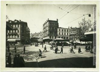 1 vue  - [Toulouse : carrefour boulevard de Strasbourg et rue de Bayard]. - Toulouse : maison Labouche frères, [entre 1920 et 1950]. - Photographie (ouvre la visionneuse)