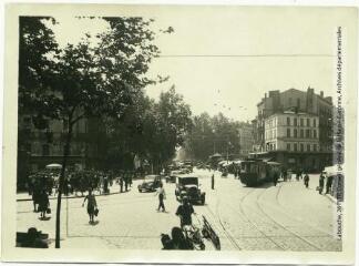 2 vues - Toulouse : carrefour Alsace-boulevard de Strasbourg. - Toulouse : maison Labouche frères, [entre 1920 et 1950]. - Photographie (ouvre la visionneuse)