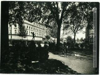 1 vue - [Toulouse : place Wilson : square Lafayette]. - Toulouse : maison Labouche frères, [entre 1920 et 1950]. - Photographie (ouvre la visionneuse)