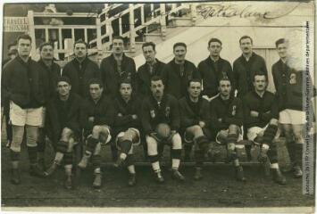1 vue - [Portrait de l\'équipe de rugby]. - Toulouse : maison Labouche frères, [entre 1900 et 1940]. - Photographie (ouvre la visionneuse)