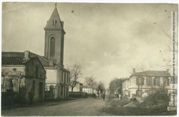 2 vues Banlieue de Toulouse. 36. Aucamville : l'église et la route / photographie Henri Jansou (1874-1966). - Toulouse : maison Labouche frères, [entre 1900 et 1940]. - Photographie