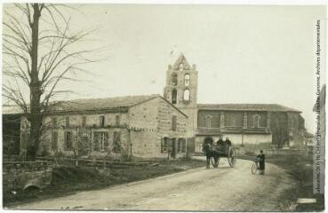2 vues - Banlieue de Toulouse. 52. Castelginest : l\'église. - Toulouse : maison Labouche frères, [entre 1900 et 1940]. - Photographie (ouvre la visionneuse)
