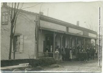 2 vues - Blagnac (Haute-Garonne) : le café du Pont. - Toulouse : maison Labouche frères, [entre 1900 et 1940]. - Photographie (ouvre la visionneuse)
