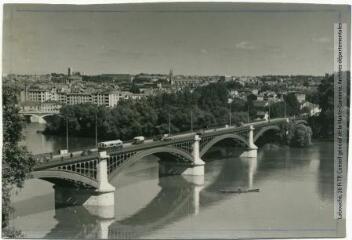 1 vue - [Toulouse : le pont Saint-Michel]. - Toulouse : maison Labouche frères, [entre 1930 et 1950]. - Photographie (ouvre la visionneuse)