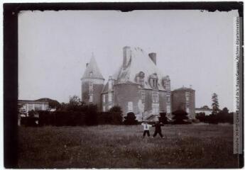2 vues  - Haute-Garonne. 77. Château de Saint-Elix. - Toulouse : maison Labouche frères, [entre 1900 et 1940]. - 2 photographies (ouvre la visionneuse)