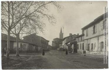 2 vues La Haute-Garonne. 676. Aussonne : entrée du village / photographie Henri Jansou (1874-1966). - Toulouse : maison Labouche frères, [entre 1900 et 1920]. - Photographie
