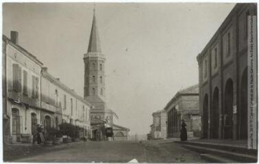 3 vues  - La Haute-Garonne. 935. Cadours : la halle et le clocher. - Toulouse : maison Labouche frères, [entre 1900 et 1920]. - Photographie (ouvre la visionneuse)