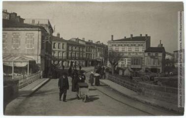 2 vues  - Haute-Garonne. 1425. Muret : avenue de la Gare / photographie Henri Jansou (1874-1966). - Toulouse : maison Labouche frères, [entre 1900 et 1940]. - Photographie (ouvre la visionneuse)