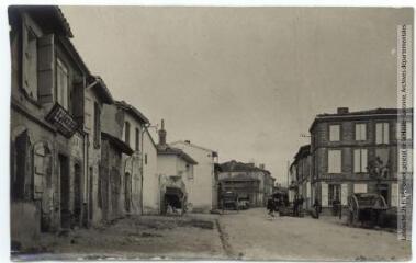 2 vues  - La Haute-Garonne. 1500. Bourg-Saint-Bernard : place du Marché et la poste. - Toulouse : maison Labouche frères, [entre 1900 et 1940]. - Photographie (ouvre la visionneuse)