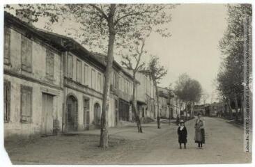 2 vues  - La Haute-Garonne. Cornebarrieu : la rue principale / photographie Henri Jansou (1874-1966). - Toulouse : maison Labouche frères, [entre 1900 et 1940]. - Photographie (ouvre la visionneuse)