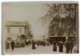2 vues  - La Haute-Garonne. L\'Isle-en-Dodon : les boulevards : avenue de la Mairie. - Toulouse : maison Labouche frères, [entre 1900 et 1920]. - Photographie (ouvre la visionneuse)