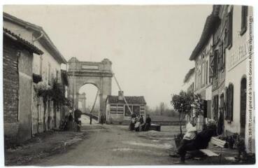 2 vues  - Haute-Garonne. Mirepoix-sur-Tarn : l\'entrée du pont. - Toulouse : maison Labouche frères, [entre 1900 et 1930]. - Photographie (ouvre la visionneuse)