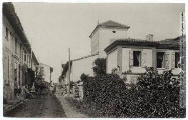 2 vues  - Haute-Garonne. Saint-Sauveur : rue de la Paix. - Toulouse : maison Labouche frères, [entre 1910 et 1940]. - Photographie (ouvre la visionneuse)