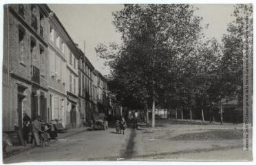 2 vues  - Haute-Garonne. Villemur[-sur-Tarn] : place Notre-Dame. - Toulouse : maison Labouche frères, [entre 1910 et 1940]. - Photographie (ouvre la visionneuse)