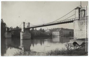 2 vues  - Haute-Garonne. Villemur[-sur-Tarn] : le pont et les usines. - Toulouse : maison Labouche frères, [entre 1910 et 1930]. - Photographie (ouvre la visionneuse)