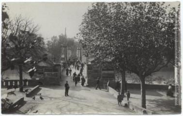 2 vues  - Haute-Garonne. Villemur[-sur-Tarn] : sortie des usines et le pont. - Toulouse : maison Labouche frères, [entre 1910 et 1930]. - Photographie (ouvre la visionneuse)
