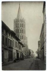2 vues 297. Grenade : la rue Gambetta et le clocher. - Toulouse : maison Labouche frères, [entre 1900 et 1940]. - Photographie