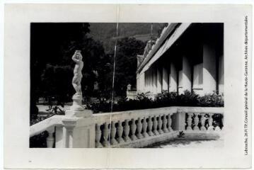 4 vues  - 404. Luchon [Bagnères-de-Luchon] : terrasses du casino et lampadaire. - Toulouse : maison Labouche frères, [entre 1937 et 1950]. - Photographie (ouvre la visionneuse)