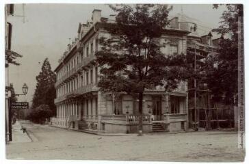 2 vues  - Luchon 26 [Bagnères-de-Luchon] : [rue Boularan : résidence Poste-et-Golf]. - Toulouse : maison Labouche frères, [entre 1900 et 1940]. - Photographie (ouvre la visionneuse)