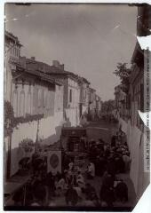 2 vues  - [Cintegabelle ? : procession dans la ville]. - Toulouse : maison Labouche frères, [entre 1900 et 1940]. - Photographie (ouvre la visionneuse)