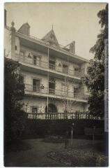 2 vues  - Montréjeau : hôtel du Parc : façade du jardin / photographie Henri Jansou (1874-1966). - Toulouse : maison Labouche frères, [entre 1900 et 1940]. - Photographie (ouvre la visionneuse)
